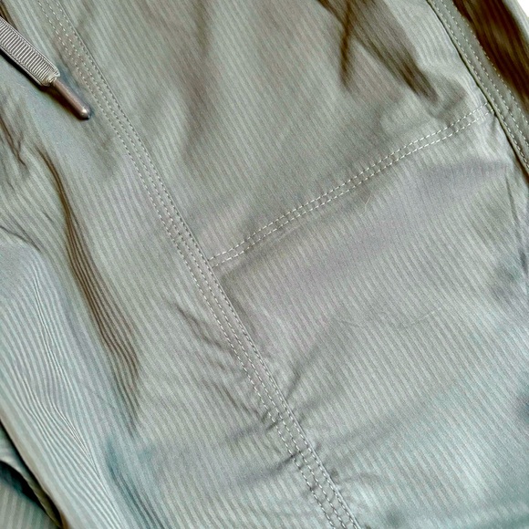 Shambhala Women's Live-In Ease Mid Rise Capri Pants Dark Grey Size Medium - Picture 11 of 16